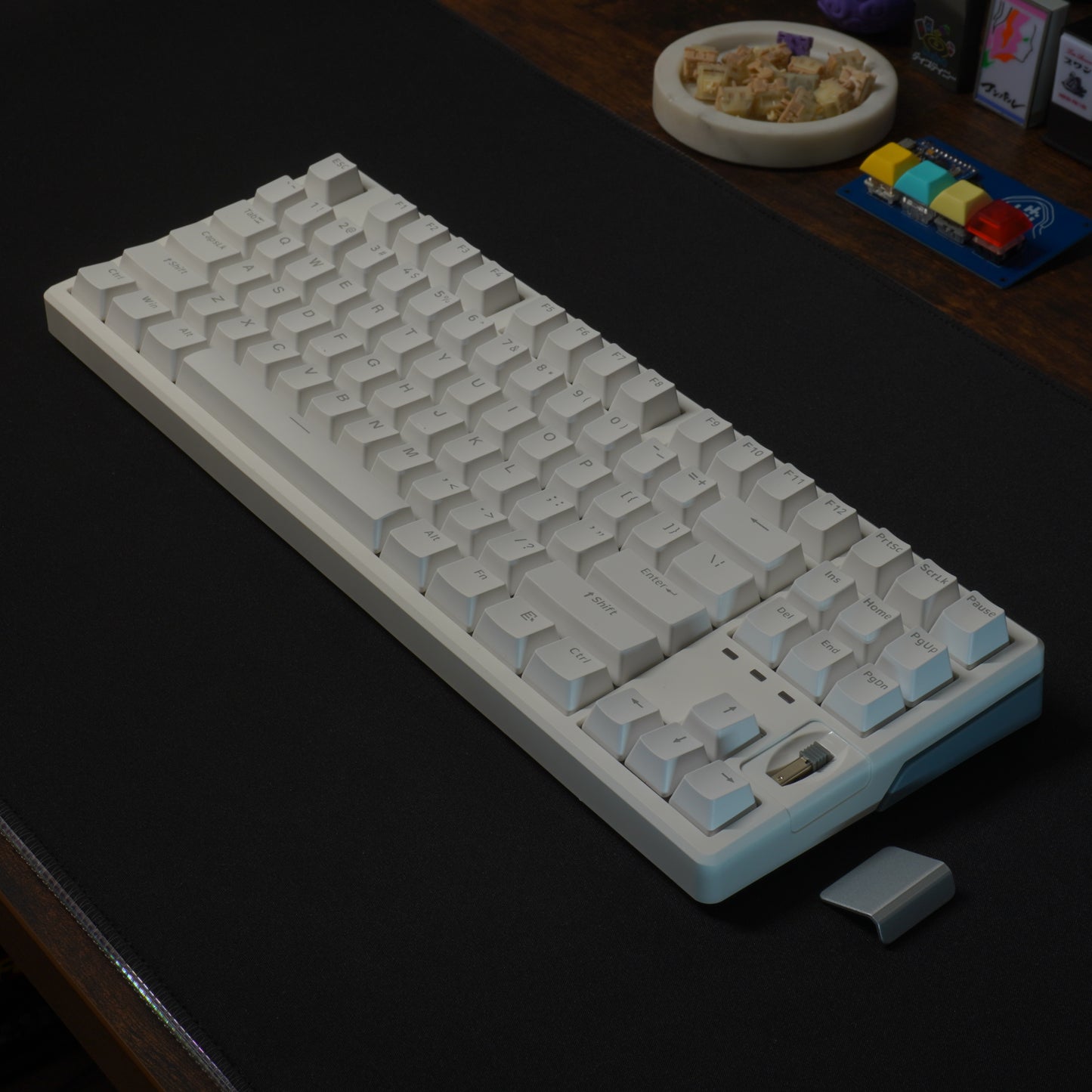 White version of the What The Thock Gomu87 TKL mechanical keyboard, photo of the keyboard with the dongle cover removed